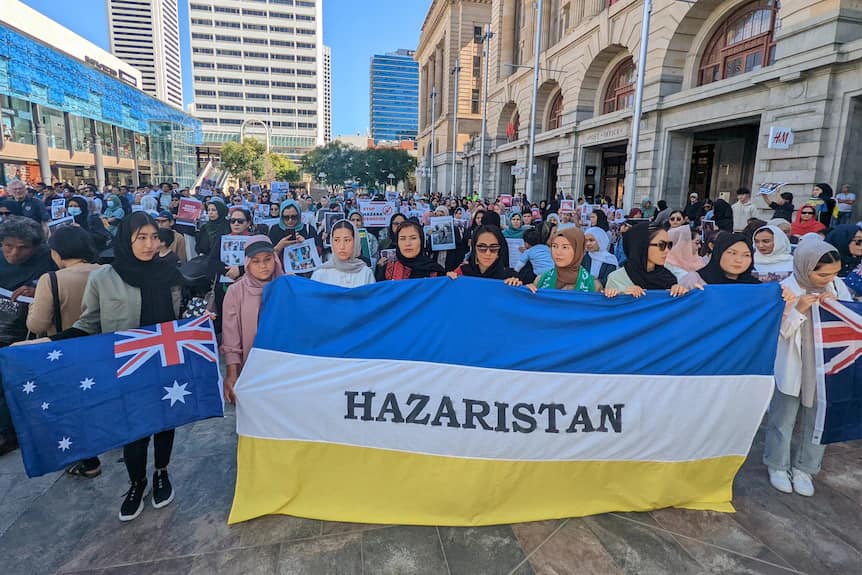 Hazara Protest to #StopHazaraGenocide - Hazaristan Flag
تظاهرات هزاره ها - پرچم هزارستان